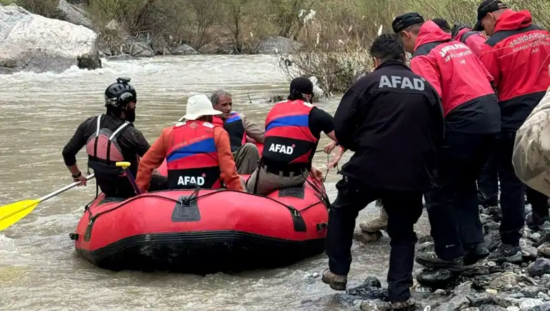 Zap Nehri Kenarında Mahsur Kalan 4 Kişi Başarıyla Kurtarıldı!