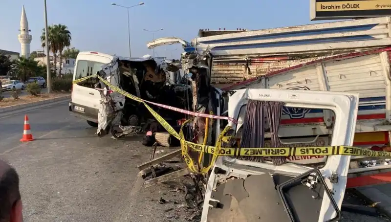 Mersin’de Tatil Yolunda Feci Kaza: Hayatını Kaybedenlerin Sayısı İkiye Yükseldi