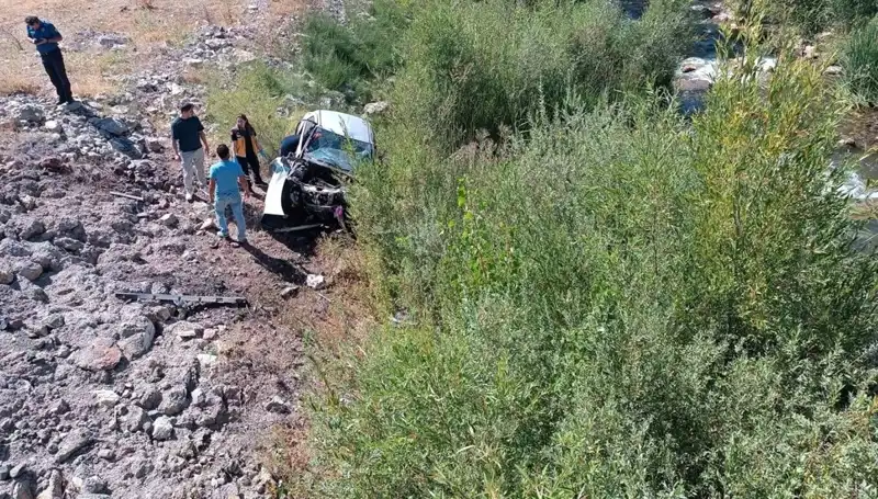 Sivas'ta Feci Kaza: Otomobil Dere Yatağına Uçtu, İki İnsan Hayatını Kaybetti