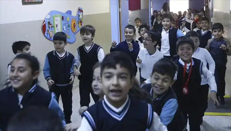 2025 Okul Takvimi Açıklandı: Okullar Ne Zaman Açılacak ve Tatiller Nasıl Olacak?