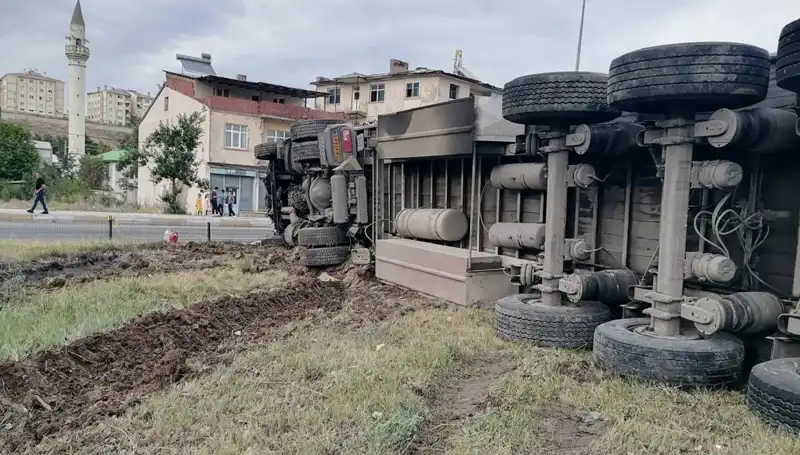 Erzurum'da Freni Boşalan TIR, Feci Kazaya Sebep Oldu