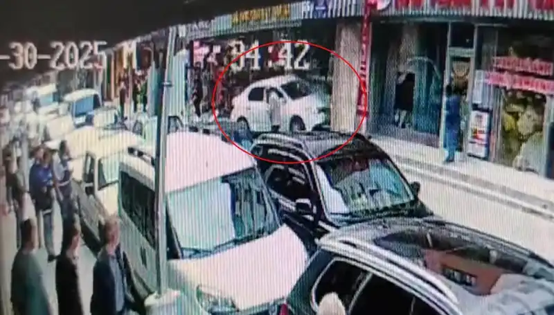Alkollü Sürücü Mağazaya Daldı, İki Çocuk Son Anda Hayatını Kurtardı