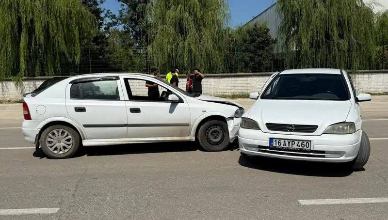 İki Otomobil Çarpıştı: Kaza Sonucu 2 Kişi Yaralandı