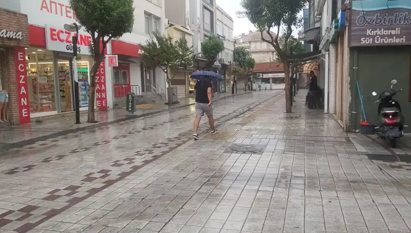 Kırklareli’de Aniden Gelen Sağanak Yağış Hayatı Olumsuz Etkiledi