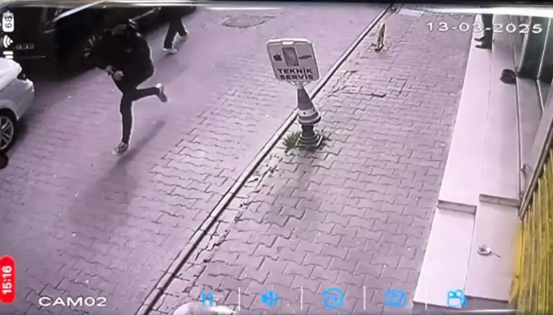 İstanbul'da Silahlı Saldırı: Genç Adam Bacağından Vuruldu, Olay Anı Kayıt Altında