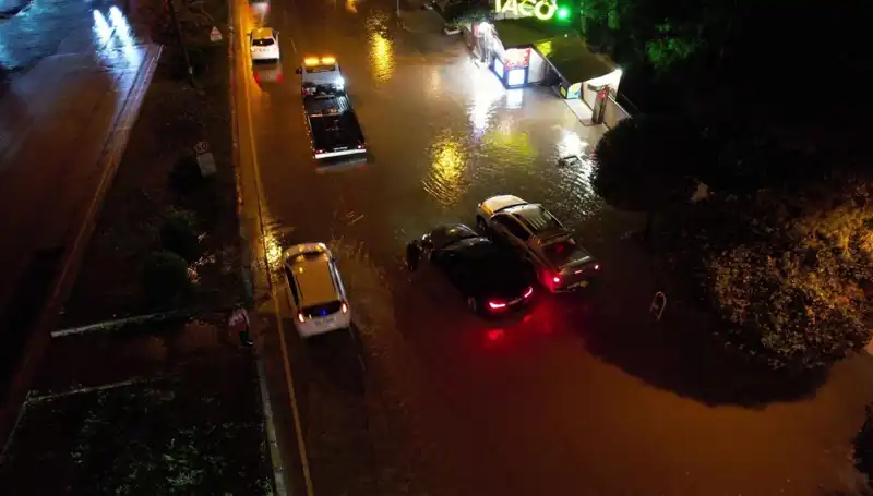 Adana’da Şiddetli Yağışlar Cadde ve Yolları Sular Altında Bıraktı