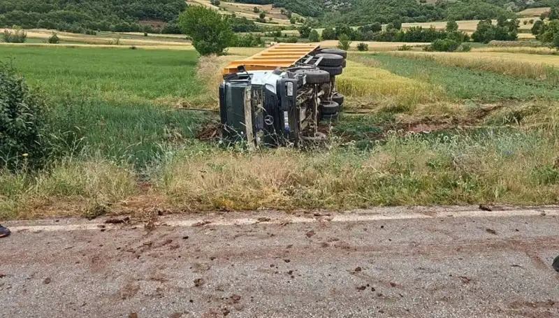 Tokat'ta Devrilen Kamyonun Şoförü Hayatını Kaybetti: Kazanın Detayları