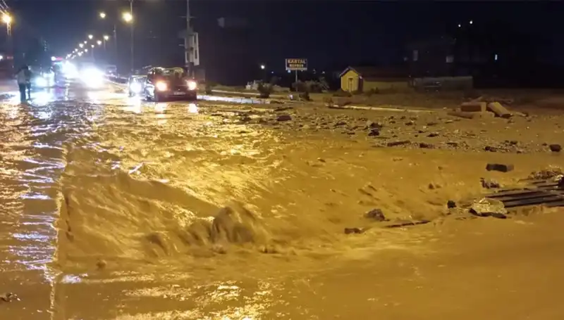 Konya ve Ankara'yı Kasırga Gibi Vuran Sel Felaketi: Hayat Durduruldu