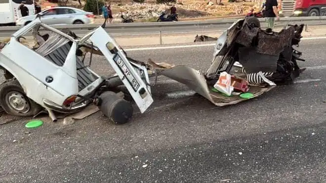 Bariyere Çarpan Araç Hurda Yığınına Döndü: 1 Ölü, 1 Yaralı Kaza!