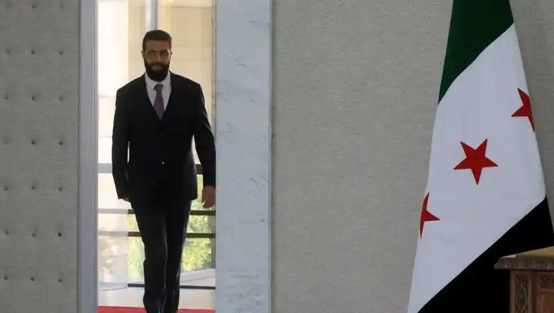 Paris'te Şara-Macron Zirvesi: Fransa'dan Yeni Suriye'ye Destek Müyessessiz Kalmayacak