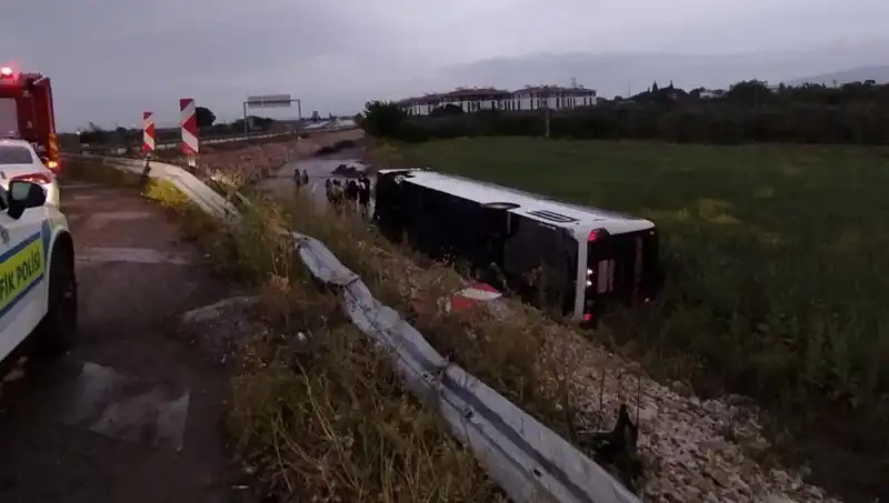 Manisa’da Yolcu Otobüsü Kazası: Çok Sayıda Yaralı ve Acil Yardım Çalışmaları