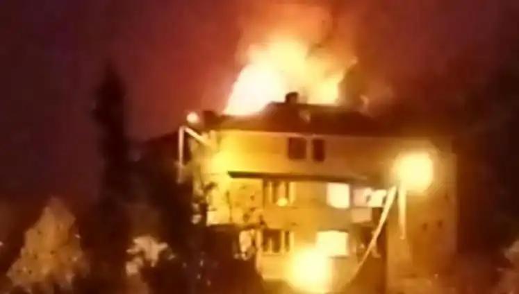 Mahallede Saman Dolusu Çatı Yangını, Halk Sokağa Döküldü!