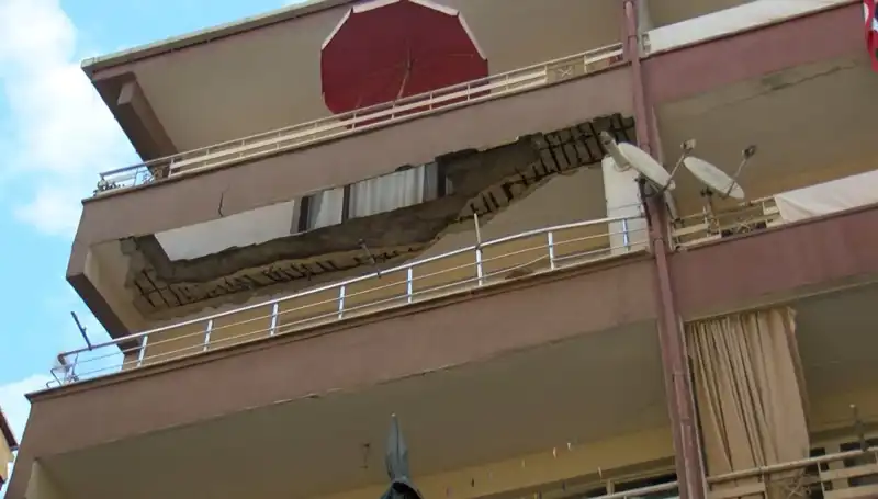 Güngören'de Olay: Beş Katlı Binanın Balkonu Çöktü, Korku Dolu Anlar Yaşandı