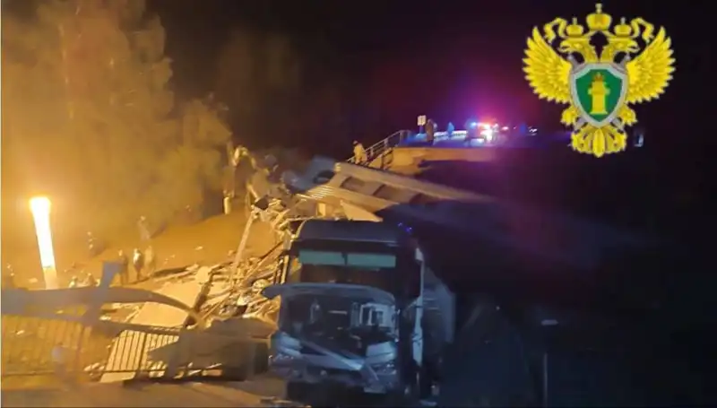 Rusya'da Korkunç Kaza: İki Köprünün Çökmesiyle Trenler Raydan Çıktı