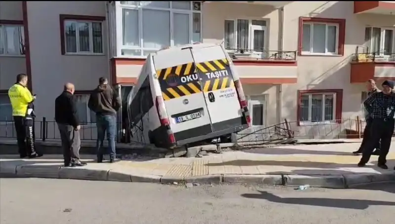 Okul Servisi Balkona Girdi: Korkutan Kaza ve Yaralı Öğrenciler