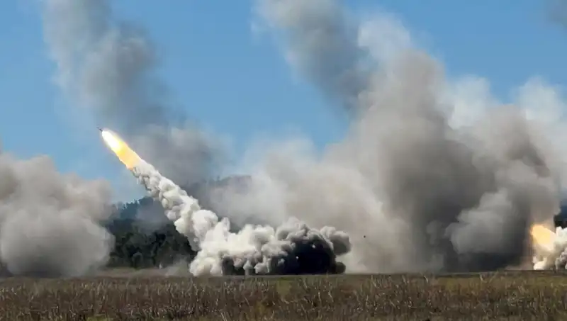 Avustralya'nın Dev Askeri Tatbikatında Tarihi Bir İlk: HIMARS Atışları Gerçekleşti
