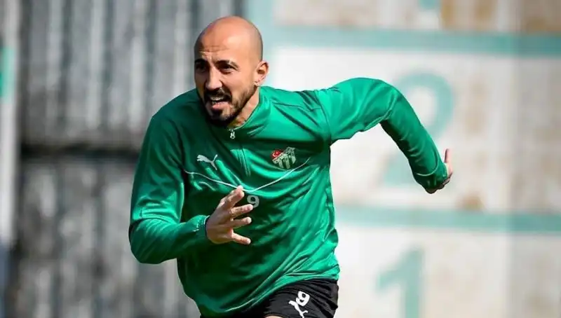 Milli Futbolcudan Şaşırtan Karar: Kariyerine 2. Lig'de Devam Edebilir!