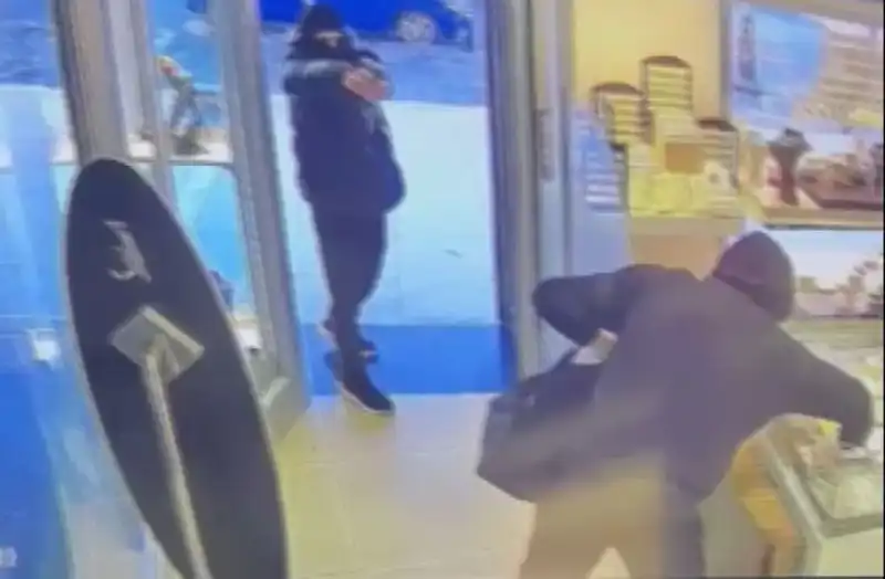 Ümraniye’de Maskeli Soyguncuların Göz Dolduran Girişimi: 5 Kişi Eyleme Geçti