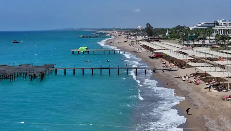 Antalya Sahillerinde Güneşli Hava Yoğunluğu Tatilcileri Dört Gözle Bekliyor