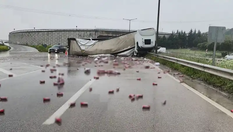 TIR Kazasında Yola Saçılan İçkiler İlgiyi Üzerine Çekti