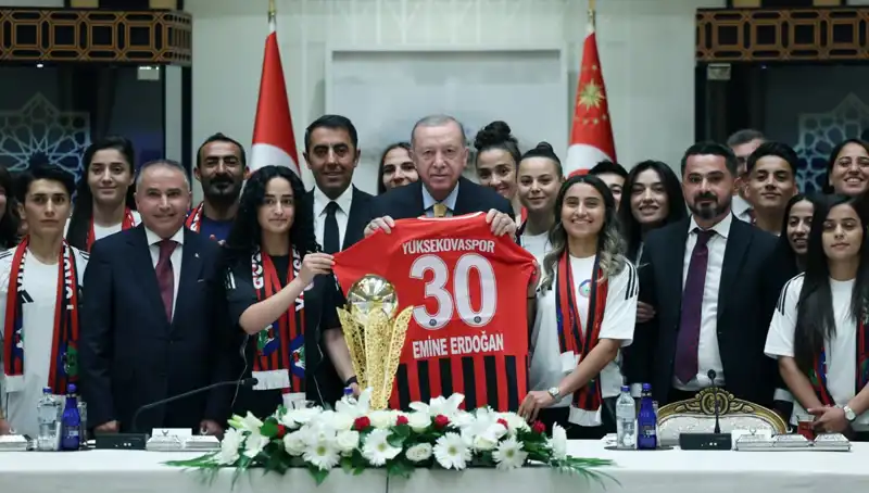 Cumhurbaşkanı Erdoğan, Yüksekovaspor Kadın Futbol Takımı'nı Kabul Etti: Başarıları Destekleniyor