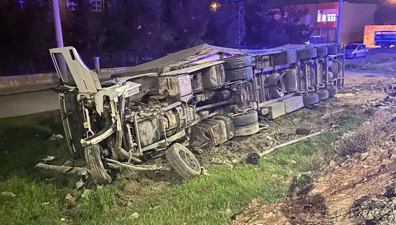 TIR Devrildi, Feci Kazada 6 Kişi Yaralandı: Olayın Detayları