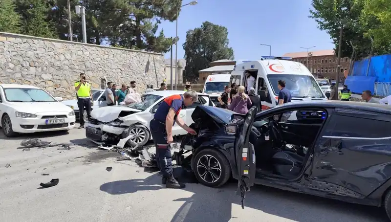 Bitlis'te Dikkat Çeken Trafik Kazası: 10 Yaralı!