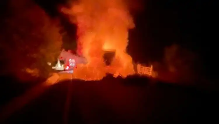 Seyir Halindeki Kamyonet Alev Alev Yandı, Araç İçindekiler Şans Eseri Kurtuldu!