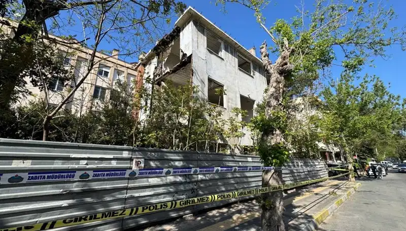 Bakırköy'de Metruk Bina Depremle Kısmen Çöktü: Olayın Ayrıntıları