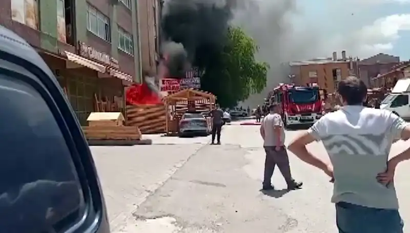 Ankara'da Çıkan Yangın: İş Yerleri Alev Alev Yandı!
