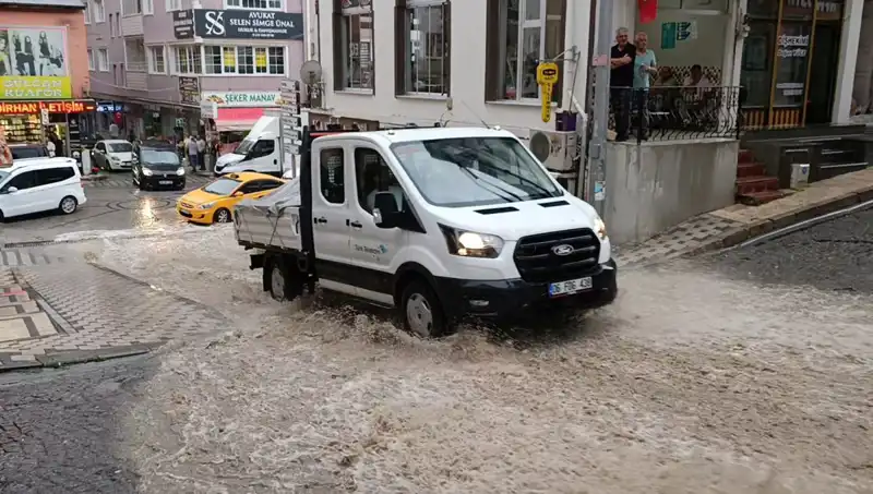 Kısa Sürede Gelen Sağanak, Şehirde Su Baskınlarına Yol Açtı