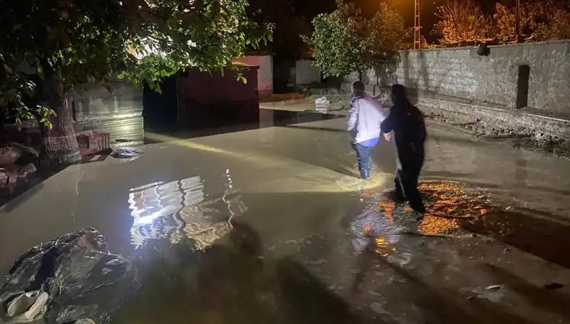 20 Dakikalık Yağış Sonrası Sel Felaketi: 1 Ev Çöktü, 3 Ev Tahliye Edildi