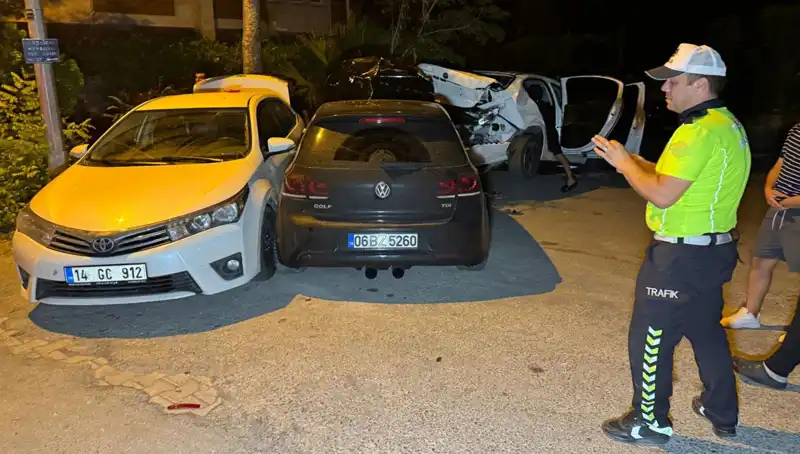 Alkollü Sürücü Sokaklarda Tuhaf Kaza, Üç Araç Birden Hasar Gördü!