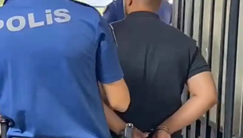 İzmir'de Polise Saldıran Şahıs Hızla Tutuklandı: Olayın Ayrıntıları Açıklandı