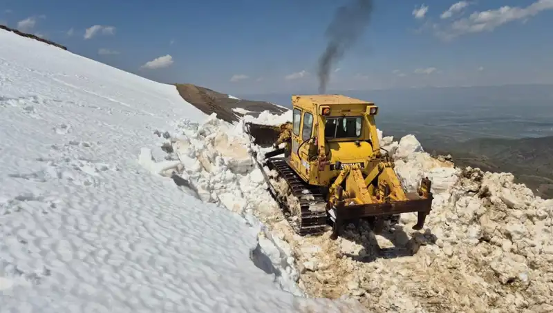 Nisan’da 2 Metreyi Aşan Karda Yol Açma Çalışmaları Başladı