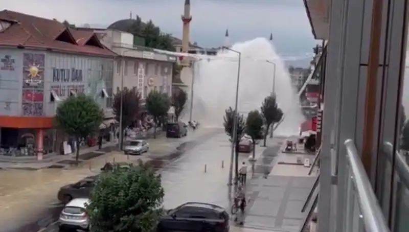 İçme Suyu Hattı Patladı: Şehirde Su Fıskırması İnanılmaz Görüntüler Yarattı