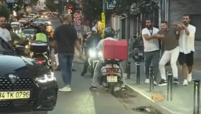 Nişantaşı'nda Cadde Ortasında Sopalı Kavga: Kadın Dehşeti Yaşadı!