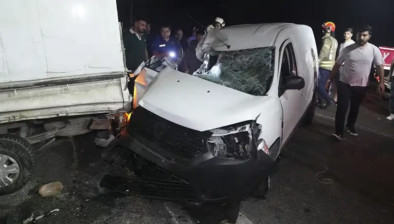 İstanbul'da Feci Kaza: 3 Kişi Yaralandı, Olay Anı Kameralara Yansıdı