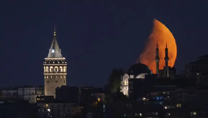 İstanbul'un Yüzünü Aydınlatan Yarım Ay Güzelliği