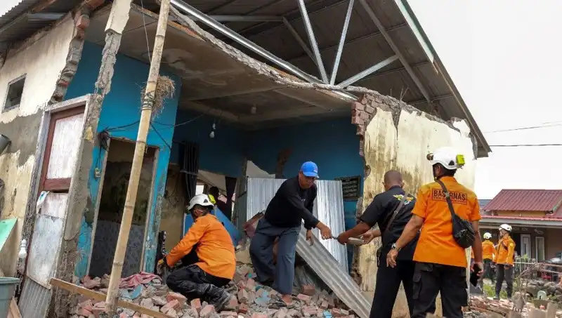 Endonezya'da 5,7'lik Deprem: Yıkıcı Etkilerin Ardında Ne Var?