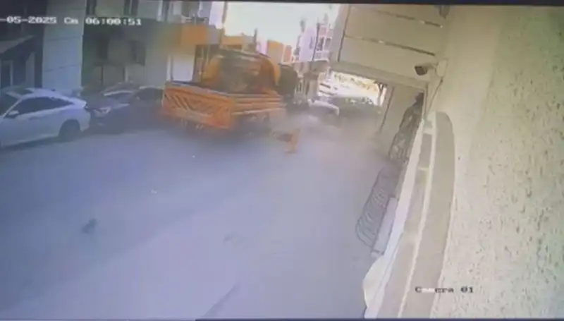 Kontrolden Çıkan Vinç 23 Aracı Paramparça Etti: İstanbul'da Faciadan Dönüldü