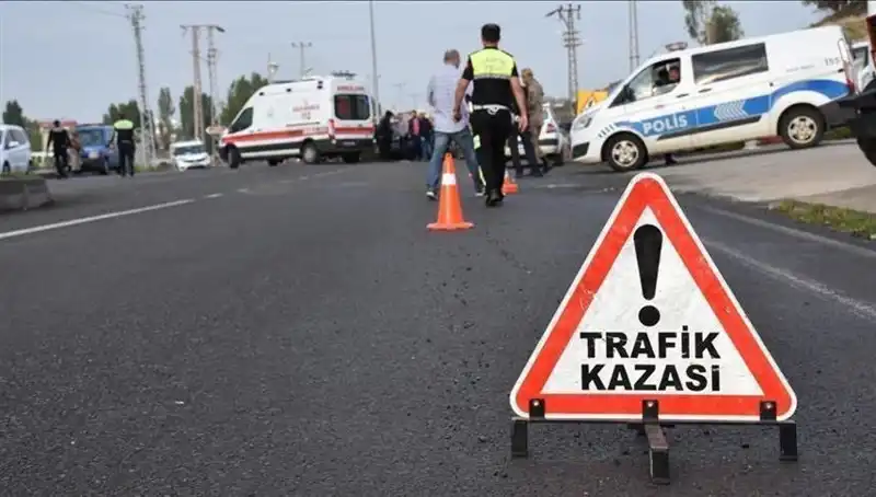 Antalya’da Otomobil Kanala Devrildi, İki Kişi Yaralandı