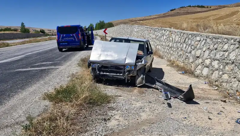 Kontrolden Çıkan Otomobil Duvara Çarptı: İki Yaralı ve Kaza Sonrası Soru İşaretleri