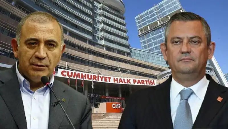 CHP Kuruluş Töreni: Özgür Özel ve Tekin'in Buluşması Heyecan Yarattı