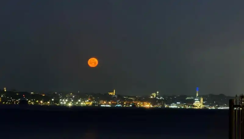 İstanbul'da Çilek Dolunayı: Göz Kamaştıran Görüntüler Eşliğinde Yaz Gecesi