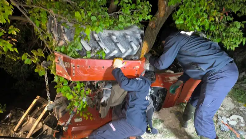 Kontrolden Çıkan Traktör Devrildi, Sürücüsü Hayatını Kaybetti