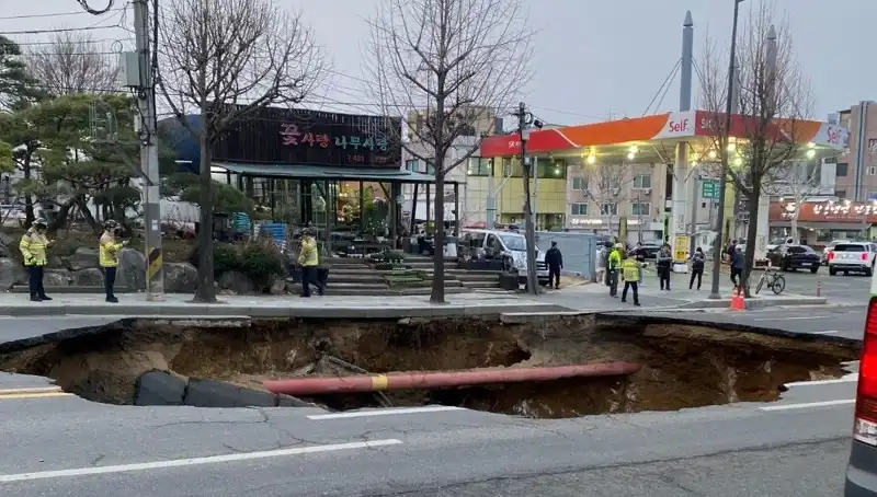 Güney Kore'de Motorcu Dehşeti: Dev Çukur Motosikleti Yuttu, 1 Kayıp!