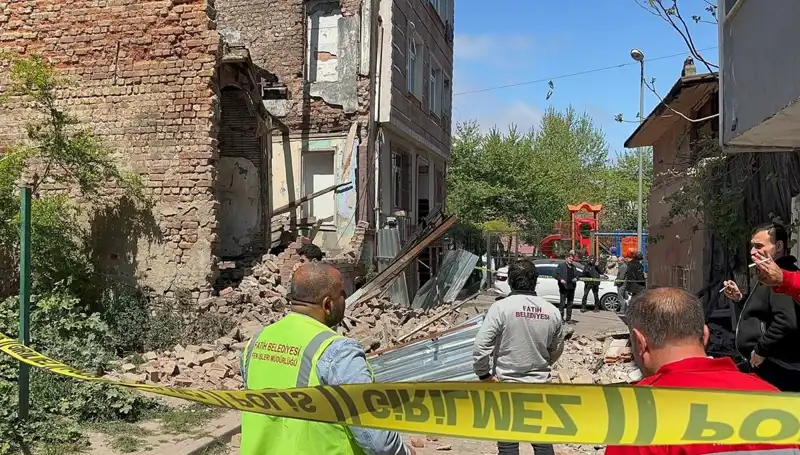 Fatih’te Deprem Sonrası Çöken Bina, İhmal ve Korku Dolu Anlar Yaşattı